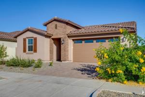 ein Haus mit einer Garage und einer Auffahrt in der Unterkunft Snowbird Haven with Trail Access in Apache Junction! in Trails West Mobile Home Park