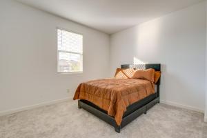 ein Schlafzimmer mit einem Bett in einer weißen Wand in der Unterkunft Snowbird Haven with Trail Access in Apache Junction! in Trails West Mobile Home Park