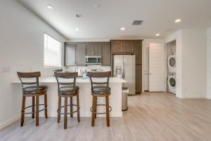 eine Küche mit zwei Barhockern und einer Theke in der Unterkunft Cozy Extended Retreat! Apache Junction Casita in Trails West Mobile Home Park + 16 Fotos