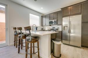 eine Küche mit Küchengeräten aus Edelstahl und Holzschränken in der Unterkunft Cozy Extended Retreat! Apache Junction Casita in Trails West Mobile Home Park