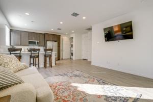 ein Wohnzimmer mit Couch und Küche in der Unterkunft Cozy Extended Retreat! Apache Junction Casita in Trails West Mobile Home Park