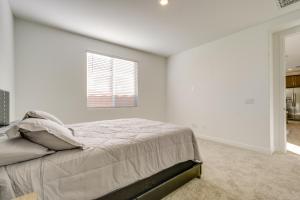 ein weißes Schlafzimmer mit einem Bett und einem Fenster in der Unterkunft Cozy Extended Retreat! Apache Junction Casita in Trails West Mobile Home Park