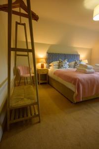 une chambre avec un lit superposé et une échelle dans l'établissement Cragie Cottage- Beautiful Cotswold stone retreat, à Kemerton