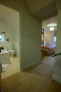 La salle de bains est pourvue de toilettes. dans l'établissement Cragie Cottage- Beautiful Cotswold stone retreat, à Kemerton 56 autres photos
