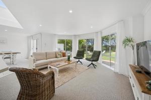 Posezení v ubytování Beachfront Retreat - Ducted Air - Free Wifi