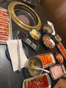 ein Tisch mit Tellern und Schüsseln voller Essen in der Unterkunft xto in Markham