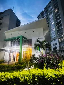 伊瓦格El rincón de Tonella Apartamento completo muy equipado的一栋建筑前有一束鲜花