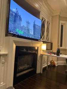 ein Wohnzimmer mit einem Fernseher über einem Kamin in der Unterkunft xto in Markham