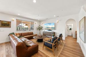 Posezení v ubytování Los Arcos- Exclusive 7 Br, Sleeps 19 Pool Home