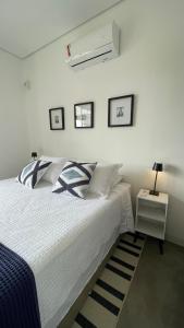 ein Schlafzimmer mit einem Bett mit einer blau-weißen Bettdecke in der Unterkunft Casa nova ideal para familia in Cavalcante