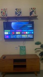 TV a/nebo společenská místnost v ubytování Guacahouse, casinha aconchegante para até 5 pessoas!