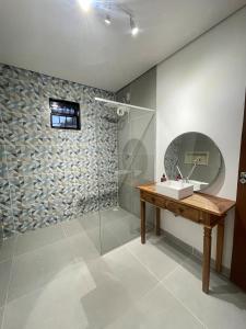 ein Badezimmer mit Waschbecken und Dusche in der Unterkunft Casa nova ideal para familia in Cavalcante