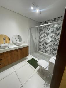 ein Badezimmer mit Dusche, Toilette und Waschbecken in der Unterkunft Casa nova ideal para familia in Cavalcante + 46 Fotos