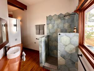 ein Badezimmer mit Dusche und Waschbecken in der Unterkunft Bocas Beachfront Lodge Spacious Corner King Suite Ocean View Sand Level in Bocas del Toro + 60 Fotos