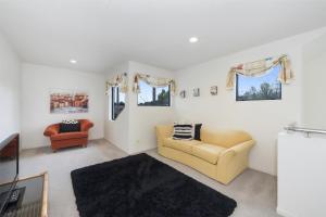 Khu vực ghế ngồi tại HARROWFIELD BEaUTY