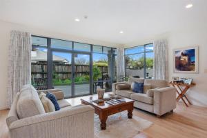 Khu vực ghế ngồi tại HARROWFIELD BEaUTY