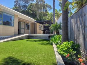 Κήπος έξω από το Petit Paradise