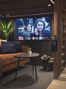 Μια τηλεόραση ή/και κέντρο ψυχαγωγίας στο cozy apt 10 min from centre