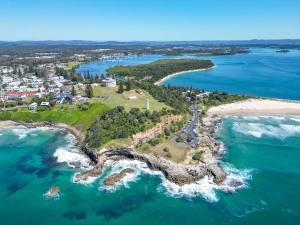 扬巴Avalon 2的海洋中一座小岛的鸟瞰图