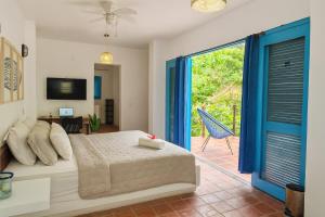 TV a/nebo společenská místnost v ubytování Lovely private cabin with beach access in Palomino