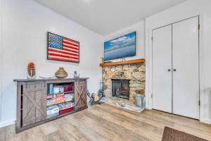 Μια τηλεόραση ή/και κέντρο ψυχαγωγίας στο Modern 3BD -Walk to Lake & Beach