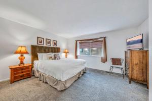 Un dormitorio con una cama, una silla y una ventana en Modern 3BD -Walk to Lake & Beach, en Tahoe City