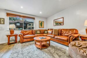 Χώρος καθιστικού στο Modern 3BD -Walk to Lake & Beach