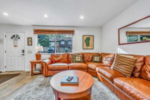 Χώρος καθιστικού στο Modern 3BD -Walk to Lake & Beach +42 φωτογραφίες