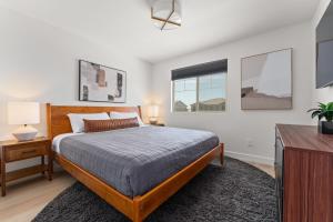 Ένα ή περισσότερα κρεβάτια σε δωμάτιο στο Green Lion - New Spectacular Modern Pool Home +72 φωτογραφίες