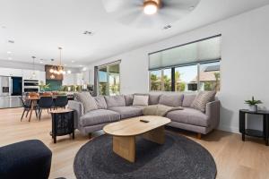 Χώρος καθιστικού στο Green Lion - New Spectacular Modern Pool Home