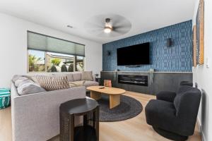 Μια τηλεόραση ή/και κέντρο ψυχαγωγίας στο Green Lion - New Spectacular Modern Pool Home