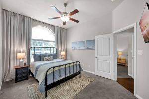 Postel nebo postele na pokoji v ubytování Aspen Drive