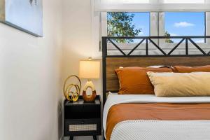 Postel nebo postele na pokoji v ubytování Pond Haven Retreat Wood-Burning HotTub & FirePit