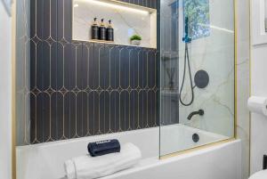 Koupelna v ubytování Pond Haven Retreat Wood-Burning HotTub & FirePit + 96 fotografií