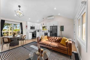 Kuchyň nebo kuchyňský kout v ubytování Pond Haven Retreat Wood-Burning HotTub & FirePit