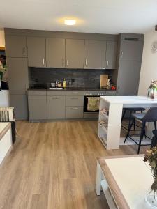 Köök või kööginurk majutusasutuses Haus Silence - Berge & Sonne im Saastal Ski Wandern Familie Haustiere