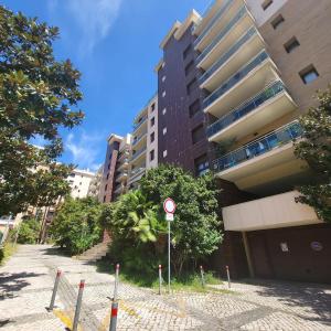 eine Straße vor einem hohen Gebäude in der Unterkunft Spacious 2BR near Odivelas Metro with Balcony in Odivelas