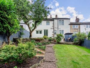 a garden in front of a white house at 3 bed in Haworth 89528 in Haworth