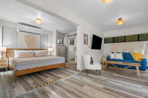 Ένα ή περισσότερα κρεβάτια σε δωμάτιο στο Rainforest Pearl Private Escape with Heated Pool +86 φωτογραφίες