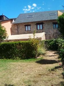 an old stone house with windows and a yard at Rincón del Bierzo in Borrenes