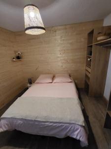 ein Schlafzimmer mit einem Bett und einem Kronleuchter in der Unterkunft Le Panoramic in Thollon