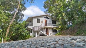 Το κτήριο όπου στεγάζεται  η παραθεριστική κατοικία