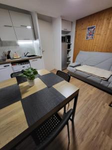 ein kleines Zimmer mit einem Tisch und einem Bett in der Unterkunft Le Panoramic in Thollon