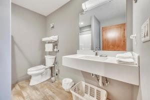 Koupelna v ubytování Big Spirit Resort + 28 fotografií