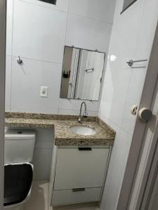 Un baño pequeño con lavabo y espejo. en Apto Ninho Sereno em ilheus, en Ilhéus 9 fotos más