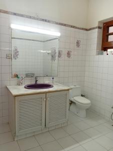 un bagno con lavandino e WC di Naim Ullah Tiwana a Lahore Altre 29 foto