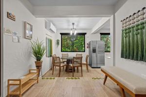 Η κουζίνα ή μικρή κουζίνα στο Rainforest Pearl Private Escape with Heated Pool