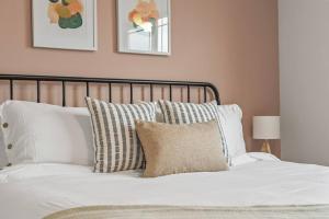 En eller flere senge i et værelse på Queen of the Desert - 7br Pool home festivals + 62 billeder