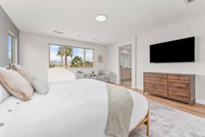 Et tv og/eller underholdning på Queen of the Desert - 7br Pool home festivals