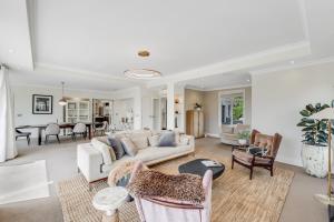 Χώρος καθιστικού στο Whitford Estate with Pool & Lush Gardens